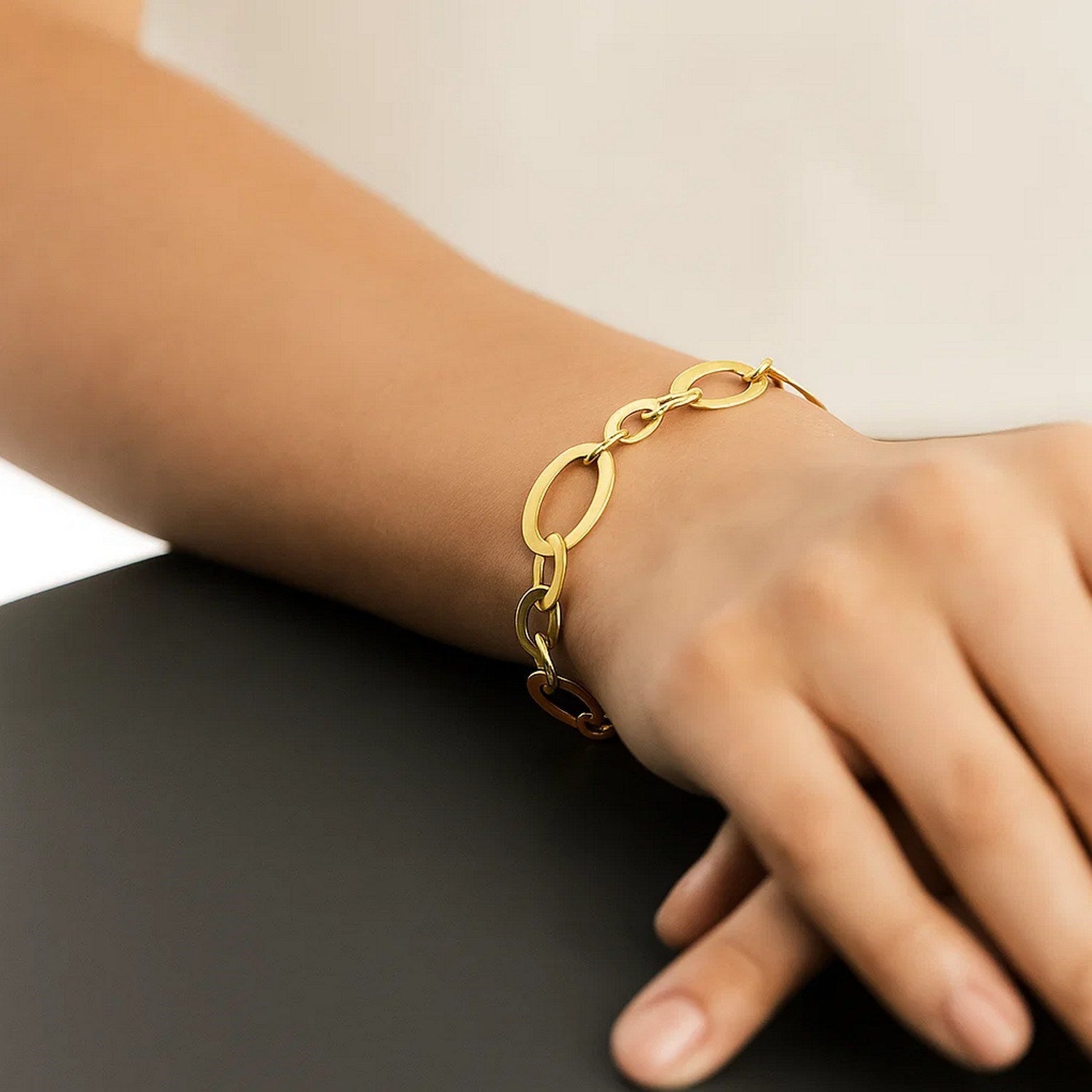 Large Flat Oval Link Bracelet in 14K Yellow Gold (7.90 mm) for Women | Yene Store